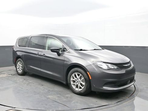 Used 2023 Chrysler Voyager LX FWD image 7