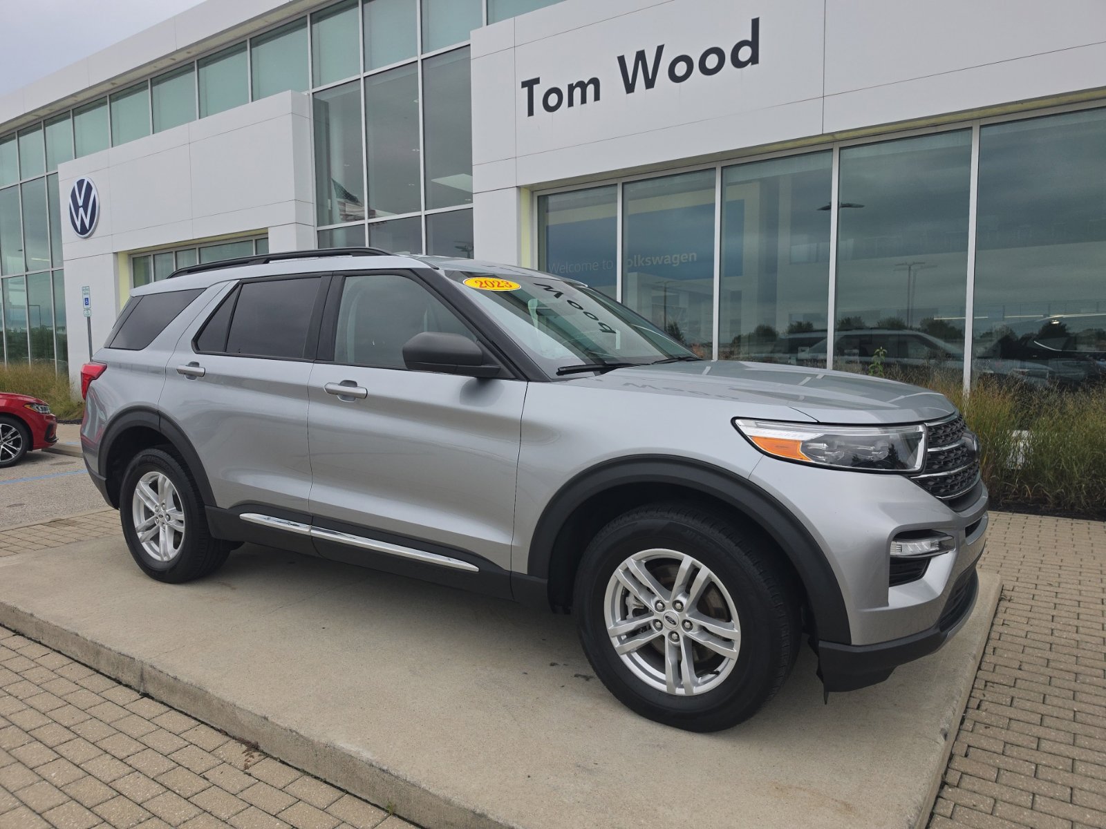 Used 2023 Ford Explorer XLT w/ Equipment Group 202A AWD/4WD image 1