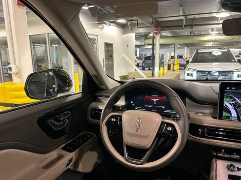Used 2024 Lincoln Aviator AWD w/ Premium Package image 24