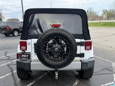 Used 2016 Jeep Wrangler Unlimited Sahara w/ Connectivity Group image 4