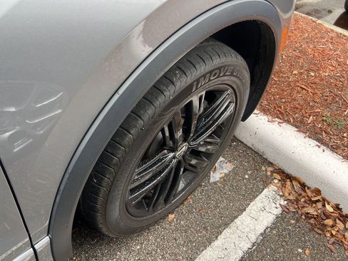 Used 2022 Volkswagen Tiguan SE R-Line image 17