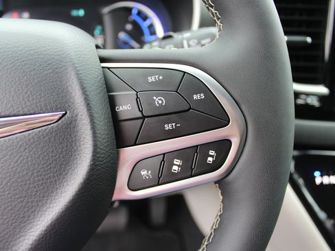 Used 2024 Chrysler Pacifica Select image 30