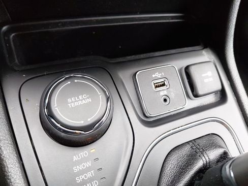 Used 2019 Jeep Cherokee Latitude Plus w/ Comfort/Convenience Group image 39