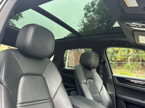 Used 2023 Porsche Cayenne AWD/4WD image 16