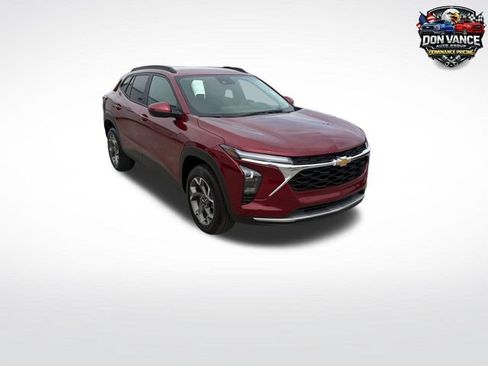 Used 2025 Chevrolet Trax LT w/ LT Convenience Package FWD image 7