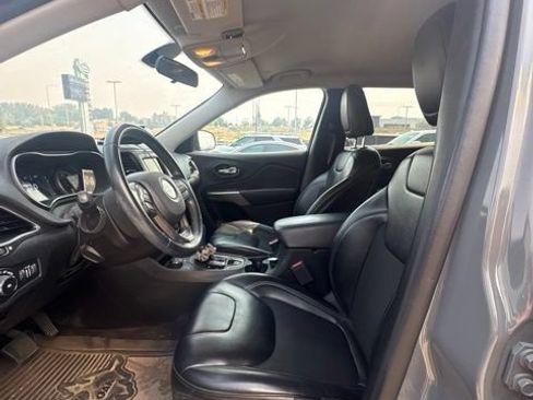 Used 2020 Jeep Cherokee Latitude Plus w/ Cold Weather Group AWD/4WD image 9