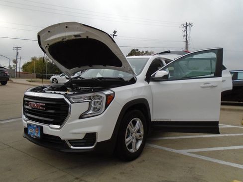Used 2024 GMC Terrain SLE image 26
