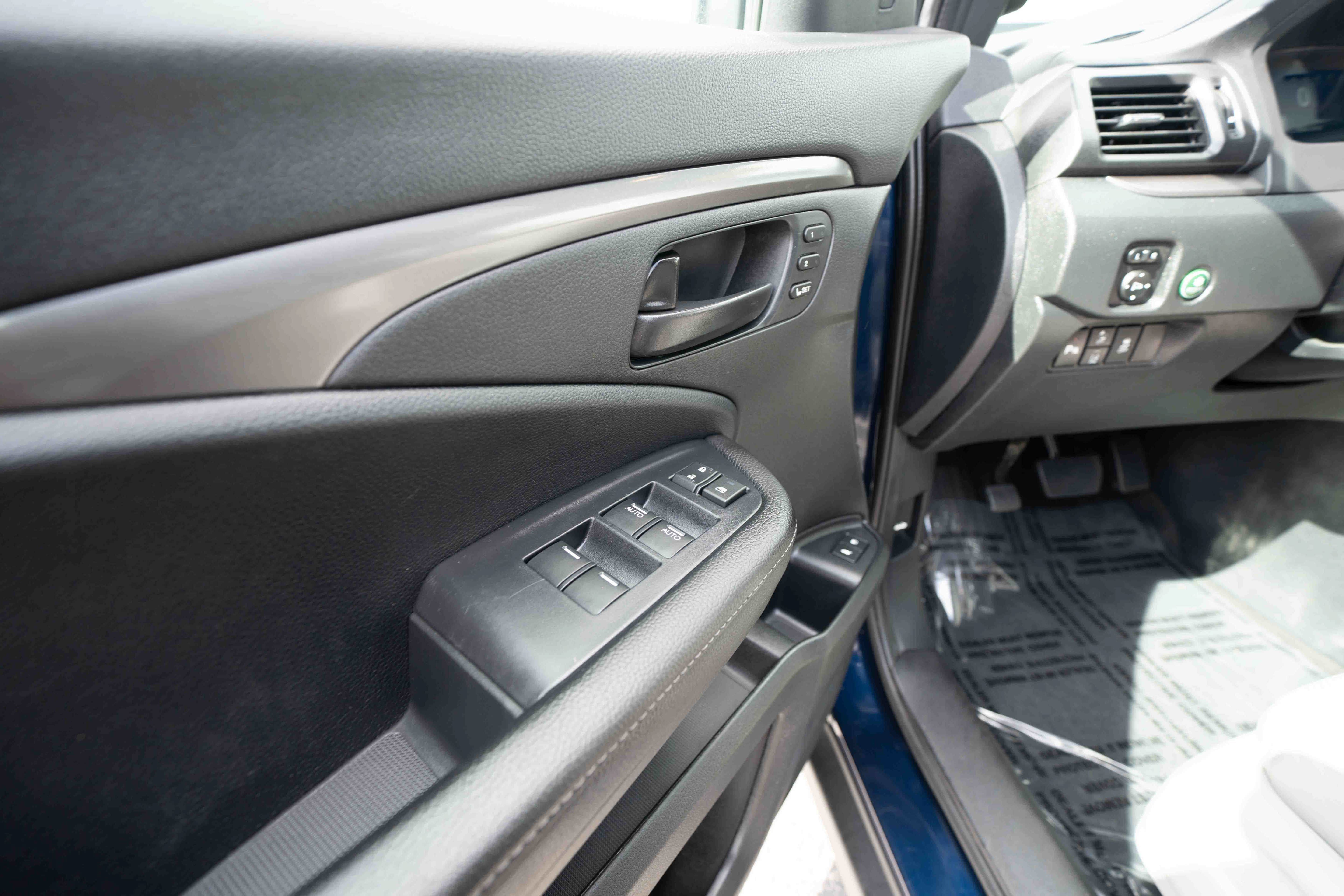 Used 2025 Honda Passport EX-L image 7