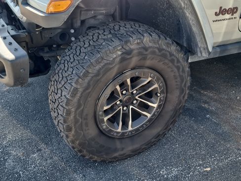 Used 2024 Jeep Wrangler Unlimited Rubicon AWD/4WD image 9