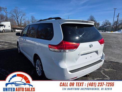 Used 2013 Toyota Sienna XLE image 3