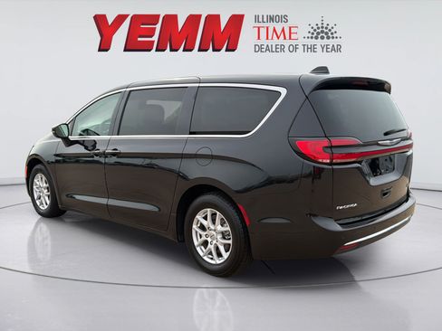 Used 2023 Chrysler Pacifica Touring-L FWD image 6