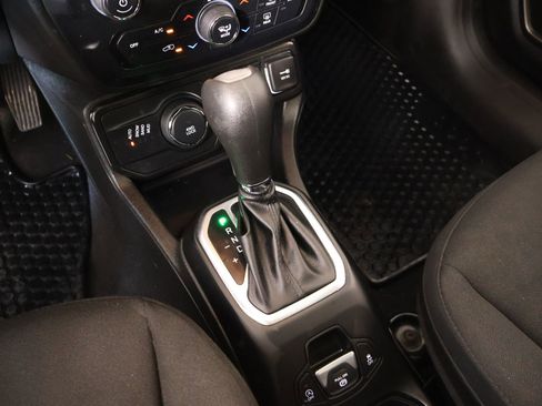 Used 2023 Jeep Renegade Latitude w/ Sun/Sound Group AWD/4WD image 9