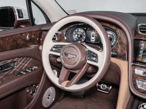 Used 2025 Bentley Bentayga Extended Wheelbase image 36