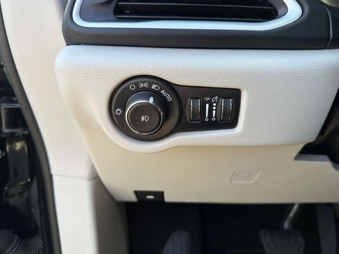 Used 2024 Chrysler Pacifica Touring-L FWD image 17