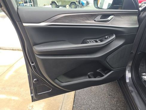 New 2026 Jeep Grand Cherokee Laredo image 10