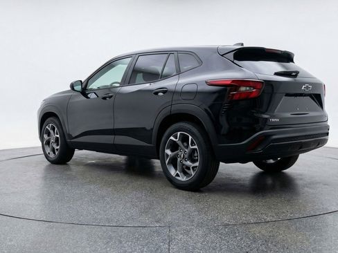 Used 2025 Chevrolet Trax LT image 6