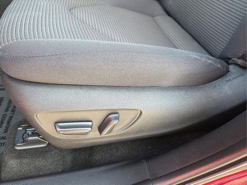 Used 2024 Toyota Highlander LE image 12