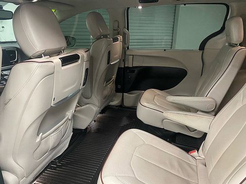 Used 2017 Chrysler Pacifica Limited image 11