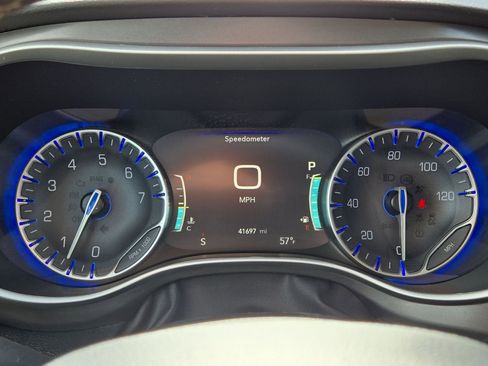 Used 2024 Chrysler Pacifica Touring-L FWD image 20