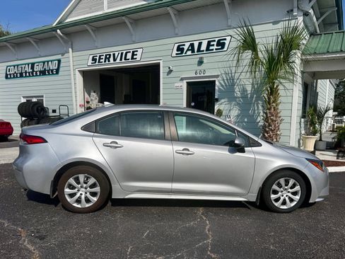 Used 2025 Toyota Corolla LE FWD image 4