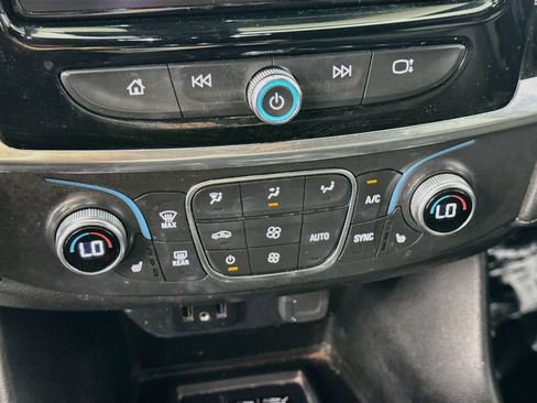 Used 2023 Chevrolet Traverse LT FWD image 17