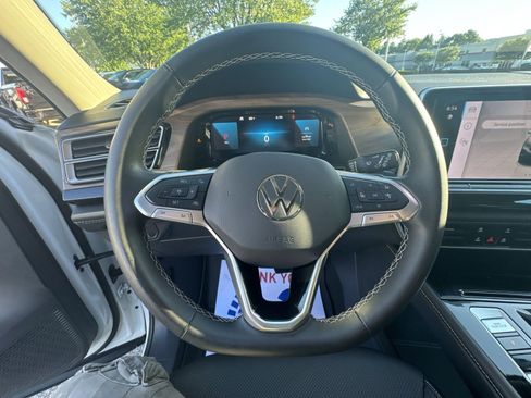 Used 2025 Volkswagen Atlas SE AWD/4WD image 15