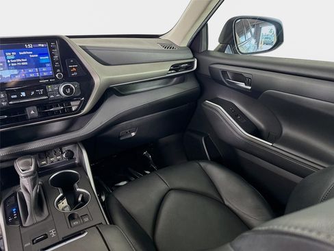 Used 2020 Toyota Highlander XLE FWD image 24