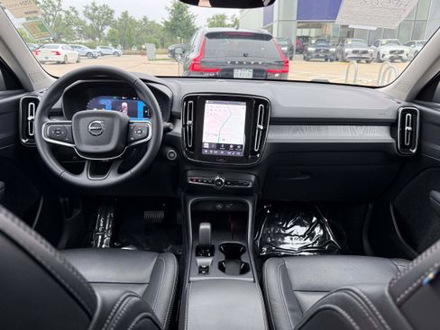 Certified 2025 Volvo XC40 B5 Core AWD/4WD image 17