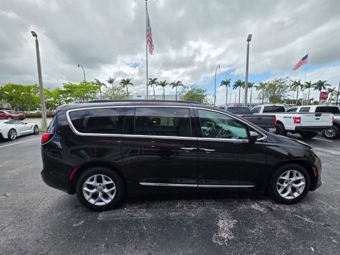 Used 2017 Chrysler Pacifica Touring-L FWD image 8