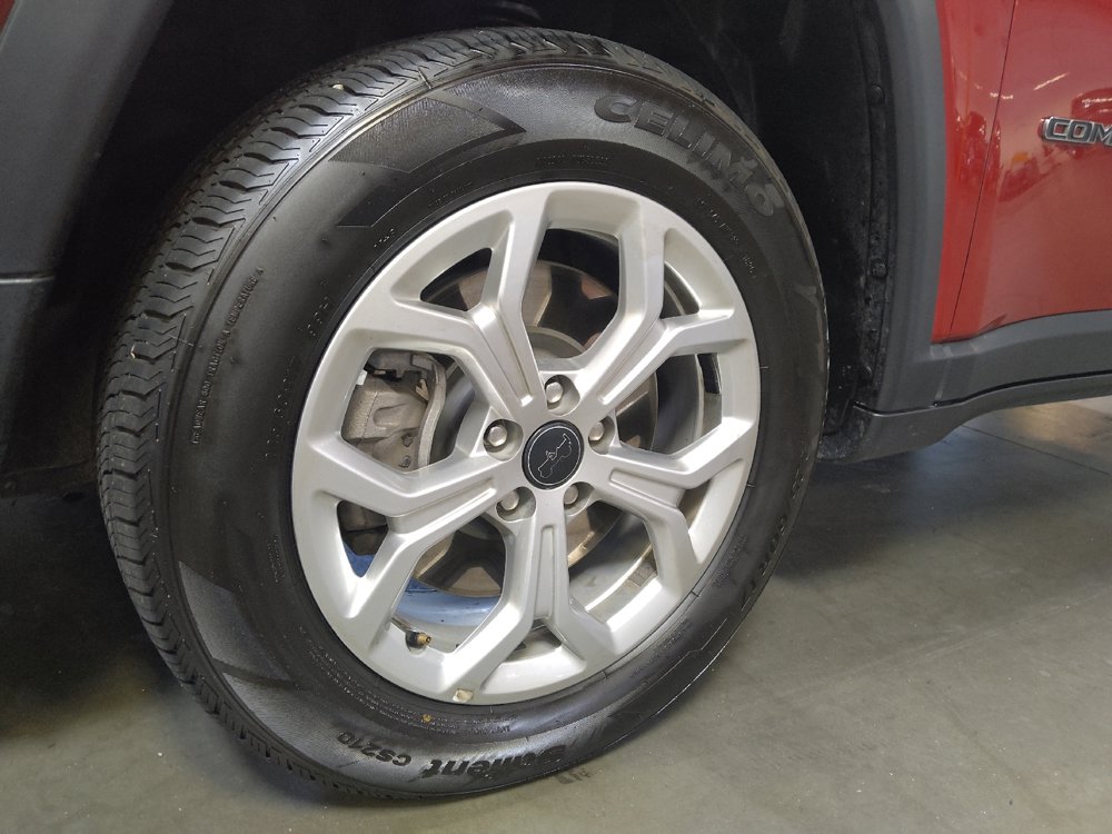 Used 2025 Jeep Compass Latitude w/ Sun & Sound Group AWD/4WD image 31