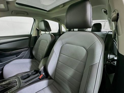 Used 2025 Volkswagen Jetta SE w/ Sunroof Package image 21