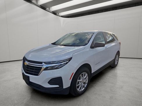 Used 2023 Chevrolet Equinox LS image 2