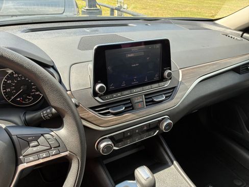 Used 2025 Nissan Altima 2.5 SV FWD image 17