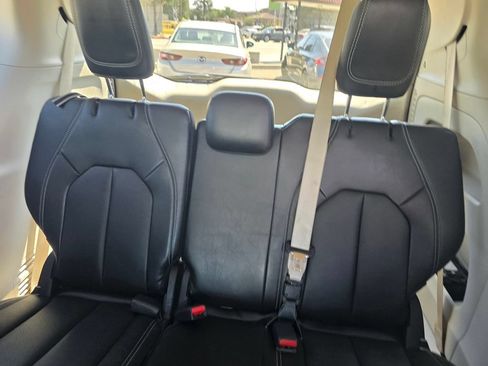 Certified 2024 Chrysler Pacifica Touring-L FWD image 17