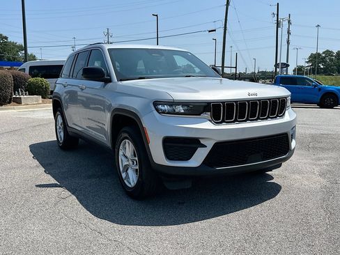 Used 2024 Jeep Grand Cherokee Laredo X w/ Luxury Tech Group I RWD image 2