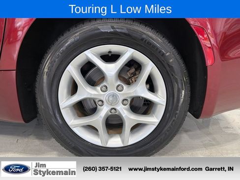Used 2017 Chrysler Pacifica Touring-L w/ Tire & Wheel Group FWD image 7