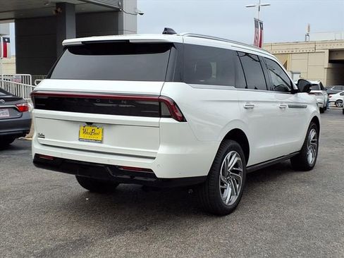 New 2025 Lincoln Navigator Reserve image 2