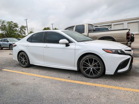 Used 2022 Toyota Camry SE image 7