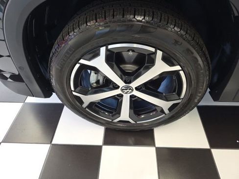 Certified 2025 Volkswagen Tiguan SE image 31