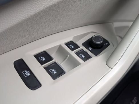 Certified 2025 Volkswagen Jetta SE FWD image 25