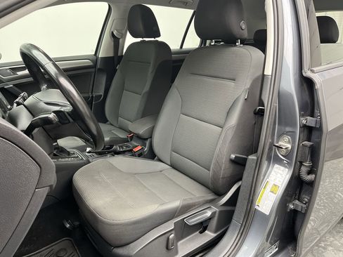 Used 2016 Volkswagen Golf S image 8