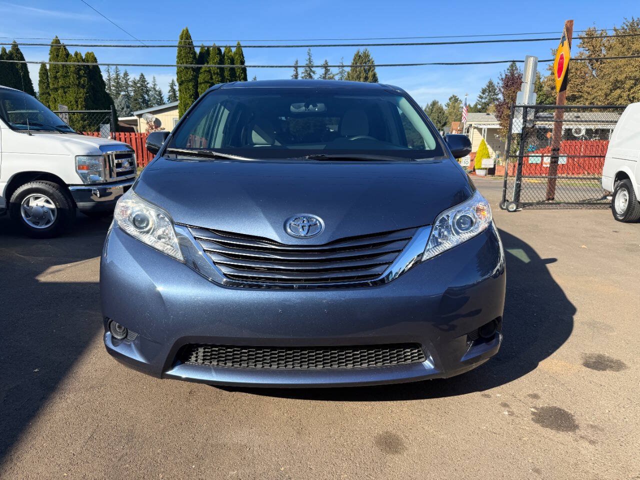 Used 2015 Toyota Sienna LE FWD image 3
