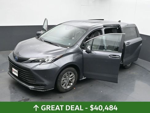Used 2025 Toyota Sienna LE image 61