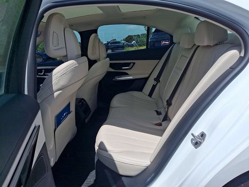 Used 2025 Mercedes-Benz E 350 Sedan image 10