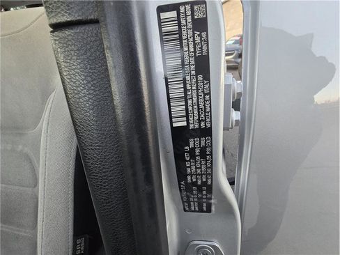 Used 2018 Jeep Renegade Latitude w/ Cold Weather Group FWD image 9
