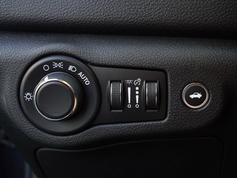 Used 2017 Chrysler 200 Limited Platinum image 9