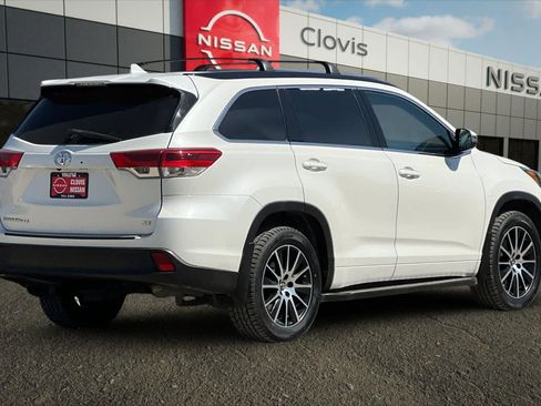 Used 2018 Toyota Highlander SE FWD image 3