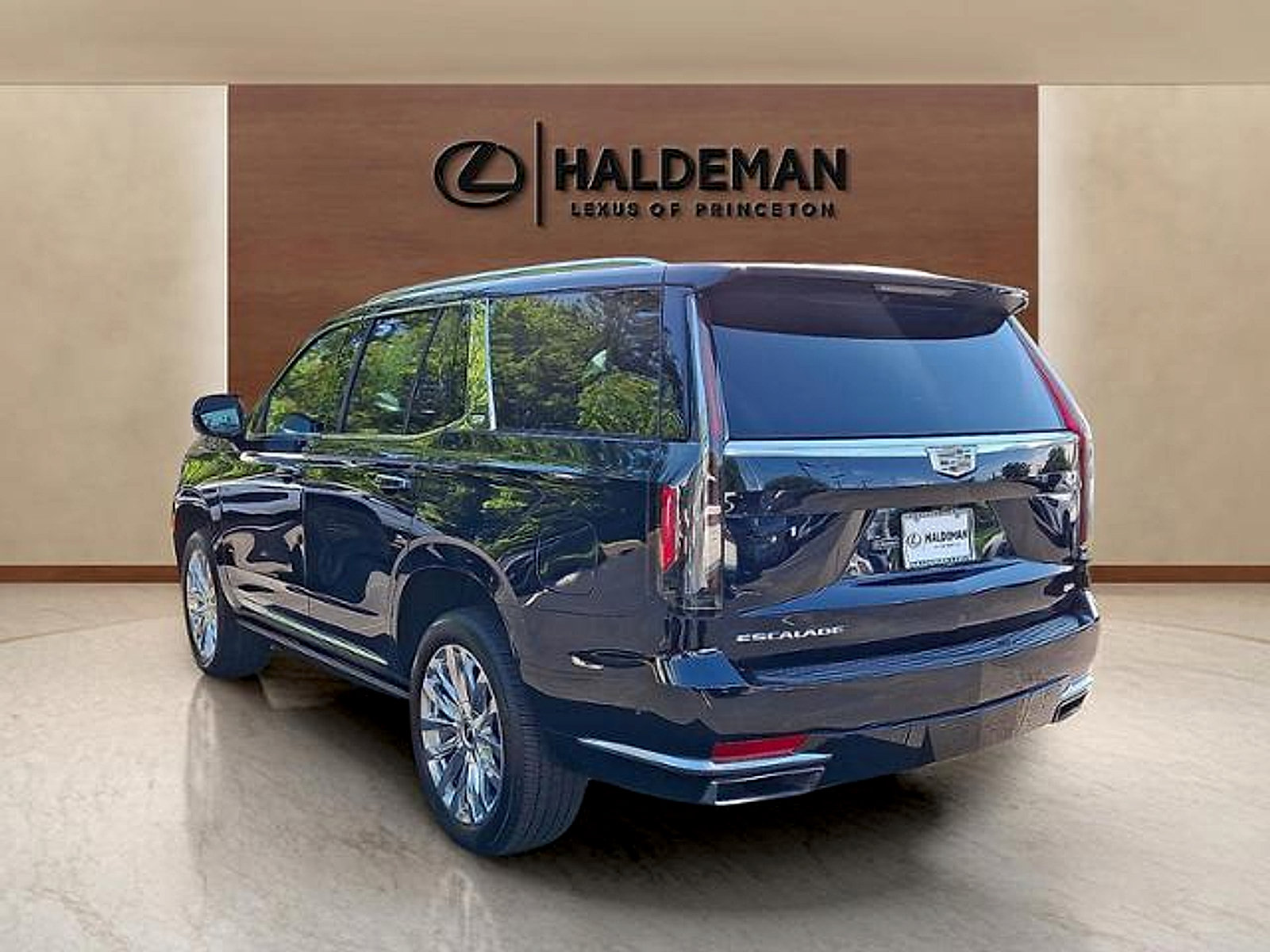 Used 2023 Cadillac Escalade Premium Luxury w/ Performance Package AWD/4WD image 4