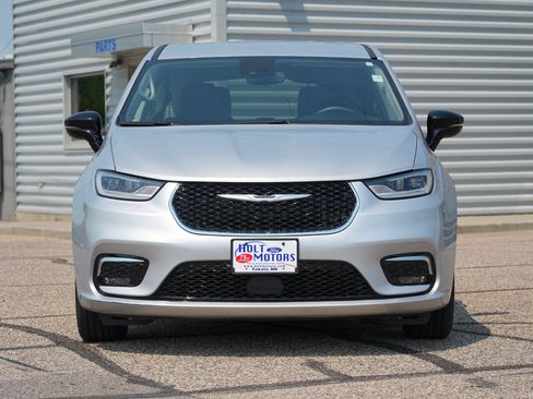 Used 2024 Chrysler Pacifica Touring-L FWD image 9
