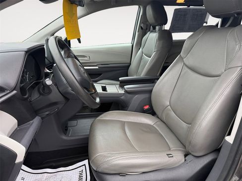 Used 2023 Toyota Sienna LE image 9